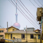 Tour des Perles par dela un quartier populaire, Shanghaï, Chine