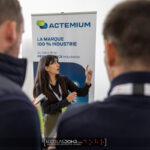 Echange sur un stand lors d'un salon