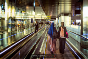 Sur les tapis roulants de l'aéroport de l'aéroport de Doha, Qatar