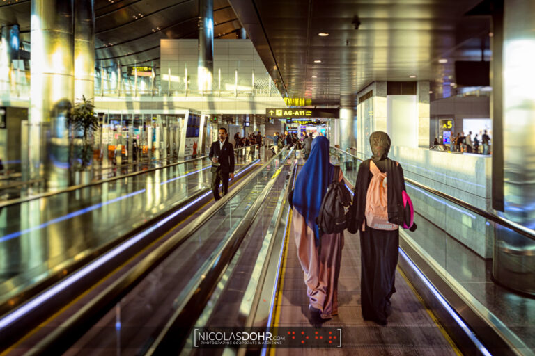 Sur les tapis roulants de l'aéroport de l'aéroport de Doha, Qatar