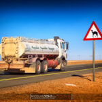Camion d'eau désalée dans le desert d'Arabie Saoudite